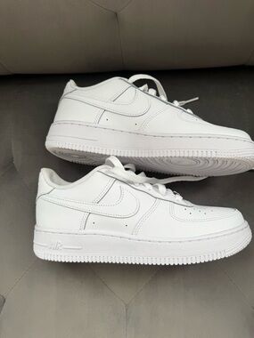 New Nike Air Force 1 LEWhite FV5951-111 Boy size 5Y women size 6.5